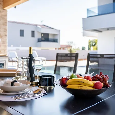 Istra Relax Smaragd For 8 People With Heated Pool & Pet Friendly Only 800 M From The Villa